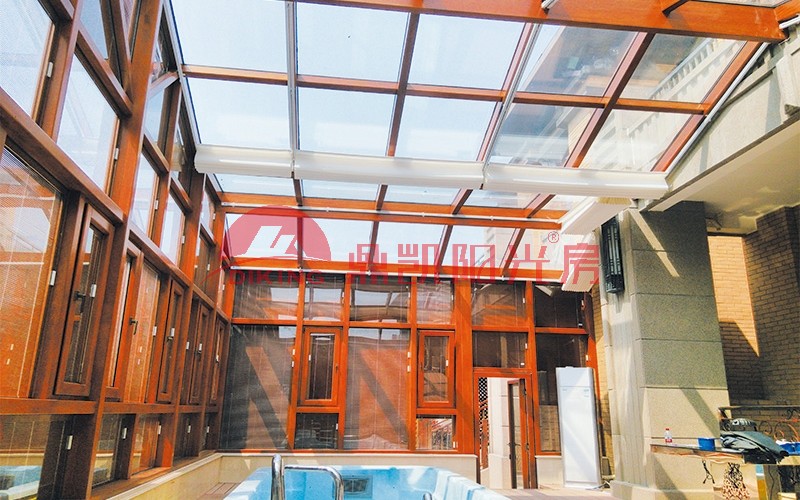 沒有比在陽光房里建游泳池更好的了！四季都能用，夏天泡澡真舒服